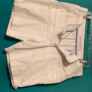White Dockers shorts w/outside pockets w/buttons
